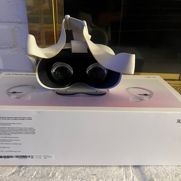 Oculus quest 2 used good condition 
VR Headset White with Wireless Connectivity - Picture 6 of 9